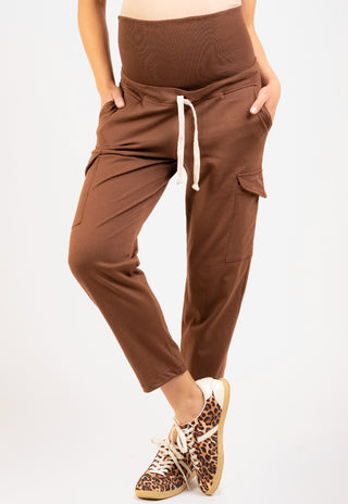 Jogger Valeria Café Maternal con Bolsillos Cargo y Pretina Media