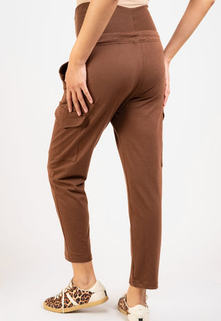 Jogger Valeria Café Maternal con Bolsillos Cargo y Pretina Media