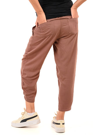 Pantalón Eloisa Café Post Natal Carrot Fit de Tencel
