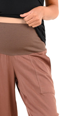 Pantalón Eloisa Café Post Natal Carrot Fit de Tencel
