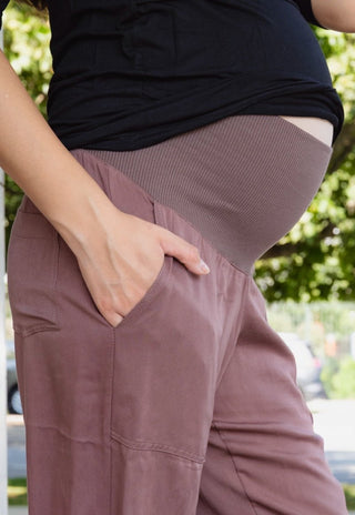 Pantalón Eloisa Café Post Natal Carrot Fit de Tencel - Madremia