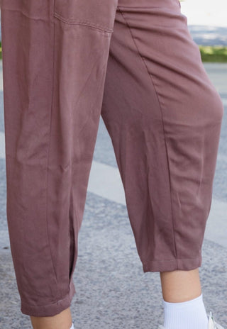 Pantalón Eloisa Café Post Natal Carrot Fit de Tencel - Madremia